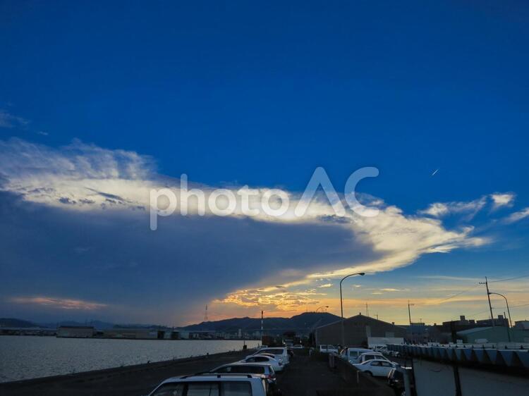 夕暮れ 夕暮れ,夕焼け,夕方の写真素材