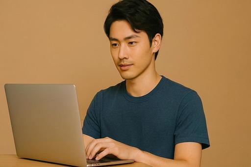 パソコンを操作する男性・ノートパソコン パソコンを操作する男性・ノートパソコンの写真
