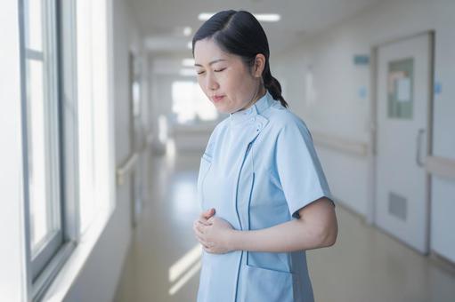 お腹を押さえる医療女性 空腹,胃痛,看護師の写真素材