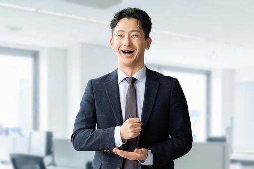 何かをひらめいた男性ビジネスマン 男性,ひらめき,ひらめくの写真素材