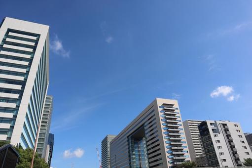青空と雲と高層ビルのビル群の都会の街並み 青空,雲,高層ビルの写真素材