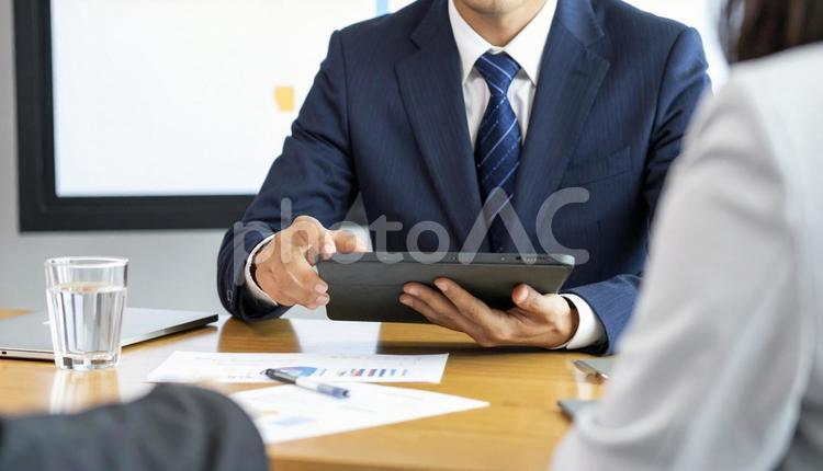 タブレットを使って説明する男性営業マン タブレット,男性営業マン,男性ビジネスマンの写真素材