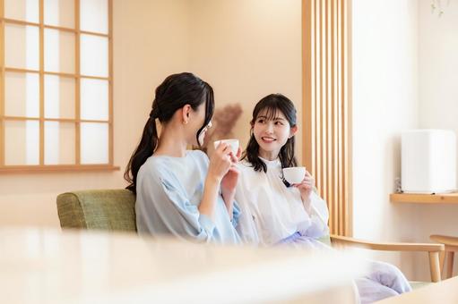 ソファで笑顔の女性二人 女性,友達,友人の写真素材