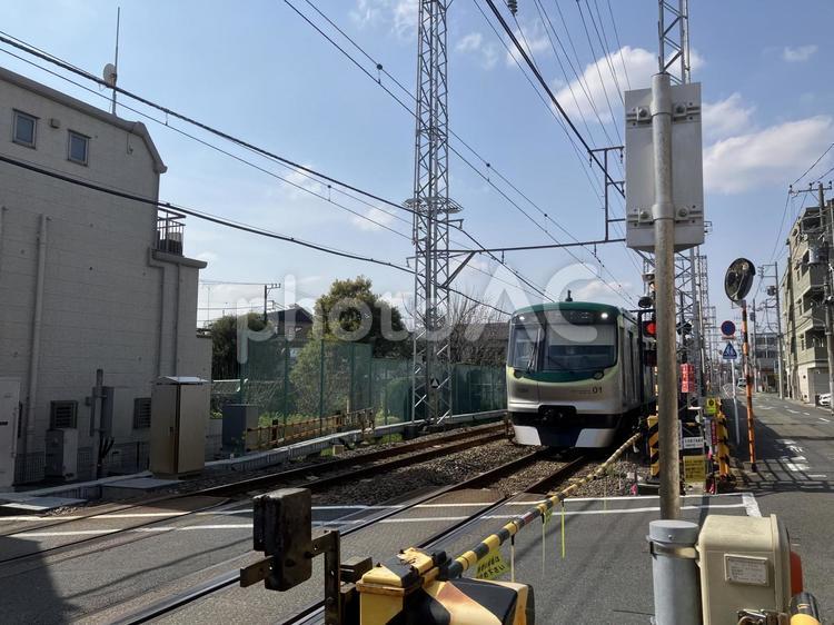走行中の東急池上線 鉄道,踏切,踏み切りの写真素材