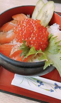 いくら   サーモン  丼 鮭,魚,魚介類の写真素材