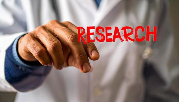 研究「Research」と書く白衣の男性 研究「Research」と書く白衣の男性の写真