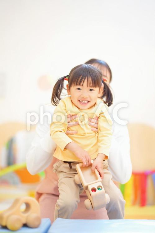 抱っこされ笑顔の女の子 女の子,抱っこ,笑顔の写真素材