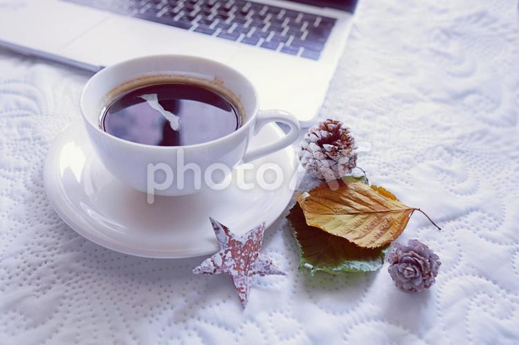 秋冬のコーヒータイム、パソコンのイメージ コーヒー,パソコン,秋の写真素材