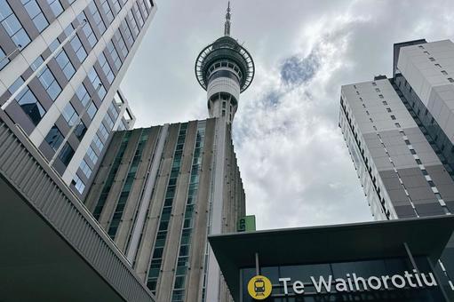 ニュージーランド・スカイタワーと駅 ニュージーランド・スカイタワーと駅 ニュージーランド,オークランド,南半球の写真素材