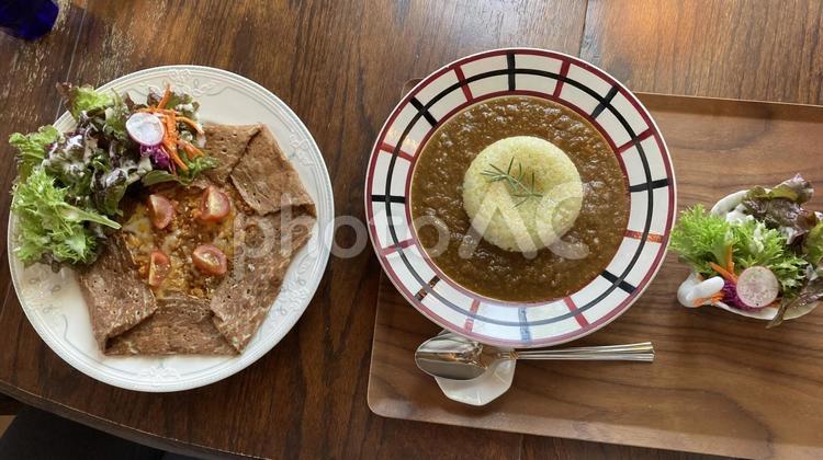 タコライス風ガレットと懐かしのカレー カレー,カレーライス,サフランライスの写真素材
