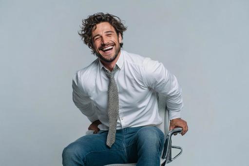 仕事の合間にリラックスする男性の笑顔 仕事の合間にリラックスする男性の笑顔の写真