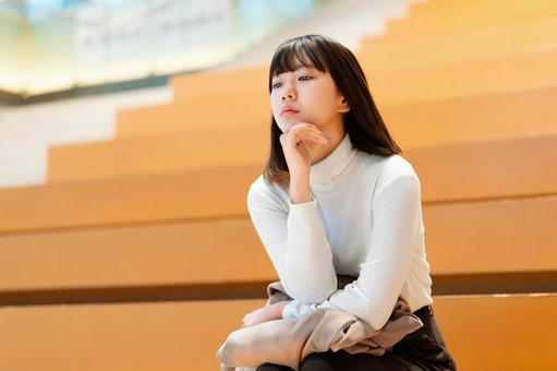 考えごとをする若い女性・ビジネスウーマン 女性,考える,悩むの写真素材