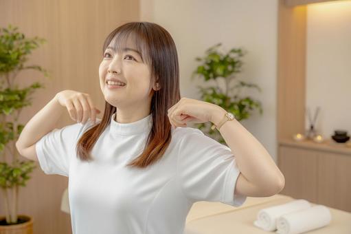 肩を回す爽やかな女性 マッサージ,セラピスト,エステの写真素材