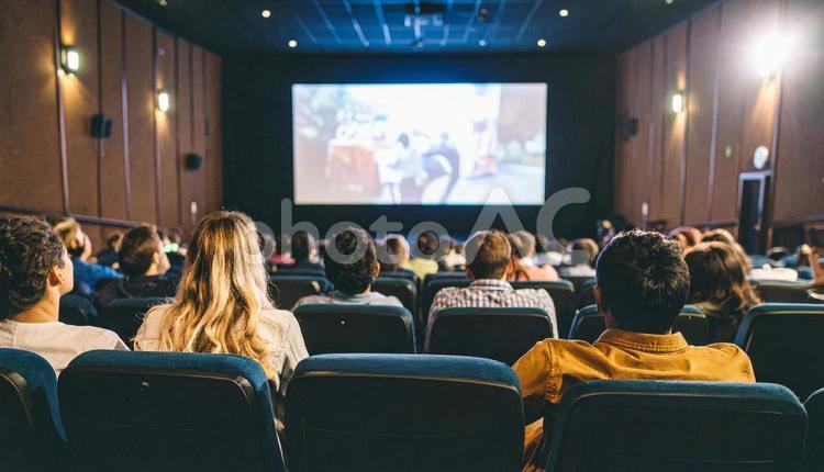 映画館のスクリーンで映画を見る観客 劇場,客席,観客の写真素材