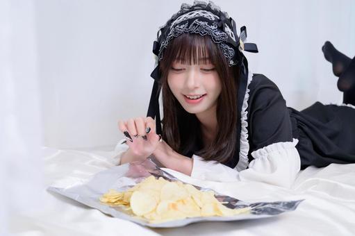 寝転んでお菓子を食べる地雷系女子 寝転んでお菓子を食べる地雷系女子 地雷系,地雷系女子,コスプレの写真素材