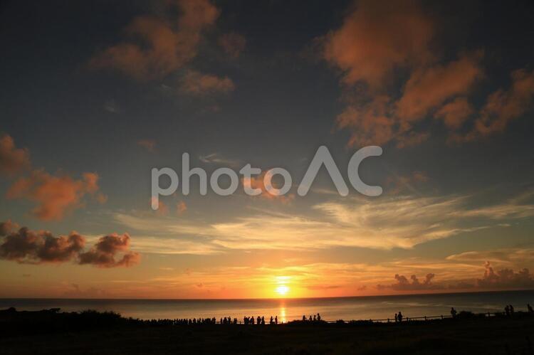 夕焼け（海を眺める） 夕焼け,夕景,海の写真素材
