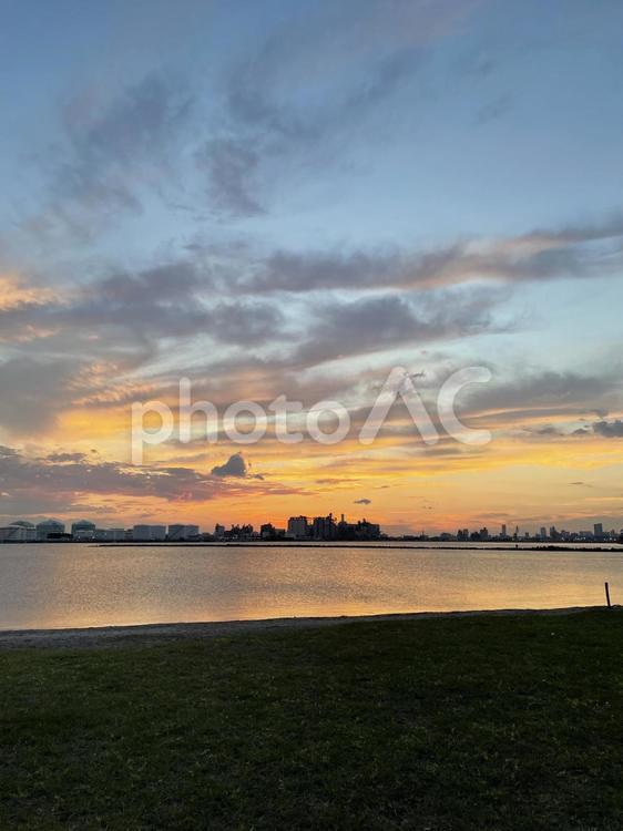 工場地帯の夕焼け 夕日,海,夕焼けの写真素材