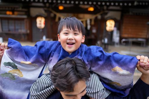 七五三で父の肩の上ではしゃぐ男の子 七五三で父の肩の上ではしゃぐ男の子 七五三,お参り,七五三参りの写真素材