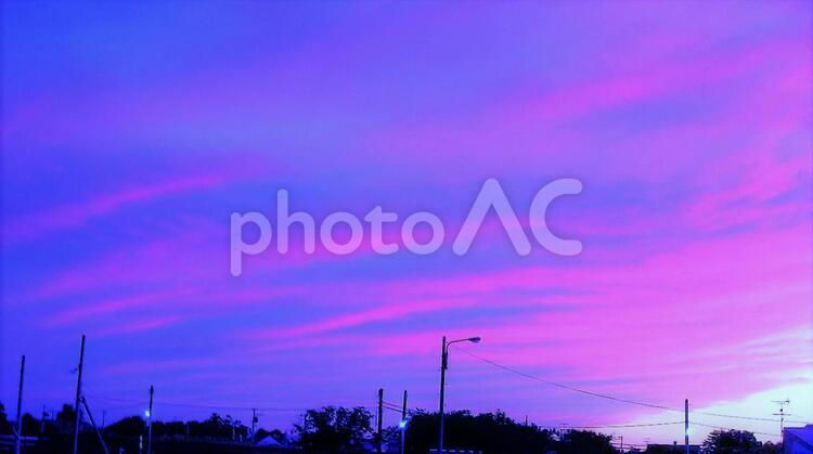 雲に覆われた町(青) 雲,夕焼け,夕暮れの写真素材