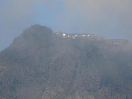 槍ケ岳山荘を望む 槍ケ岳山荘を望むの写真