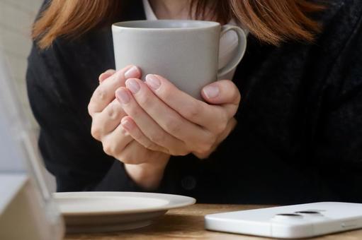 コーヒーカップを持つ女性 カフェ,女性,コーヒーの写真素材