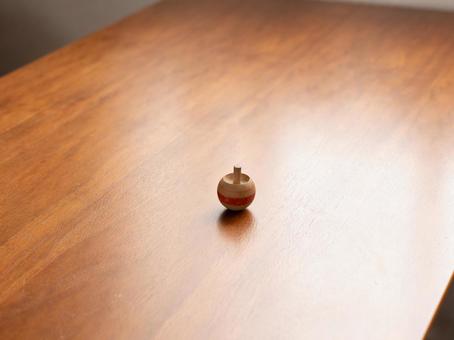 机の上の小さな駒 コマ,駒,昔遊びの写真素材