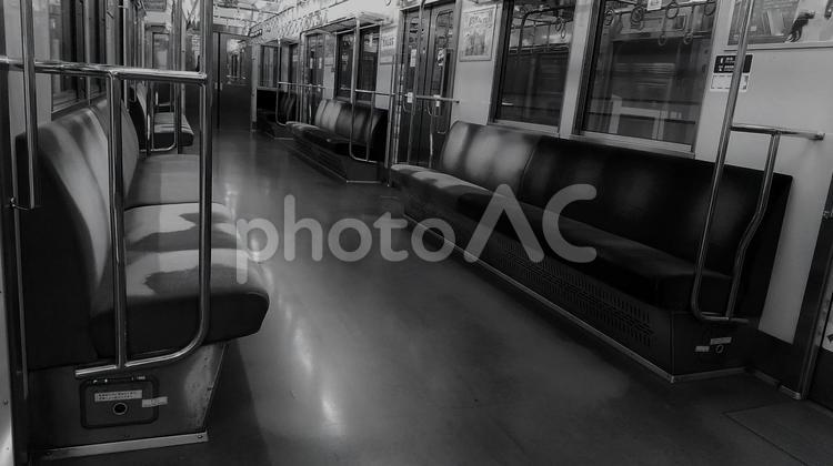 緊急事態宣言　電車内 白黒,モノクロ,電車内の写真素材