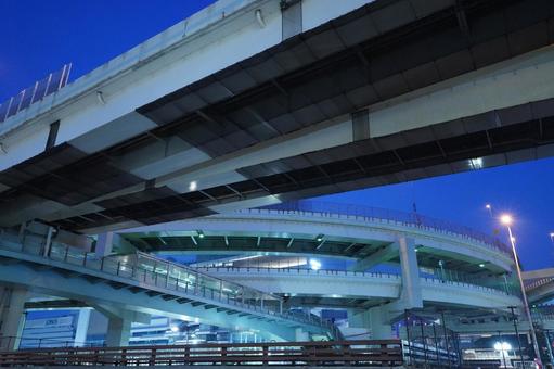 横浜駅東口付近、深夜の金港JCT 横浜駅東口付近、深夜の金港JCTの写真