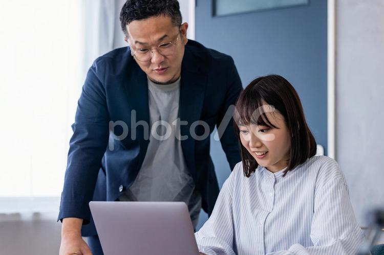 ミーティングをする男女のビジネスマン 男性,女性,ビジネスの写真素材