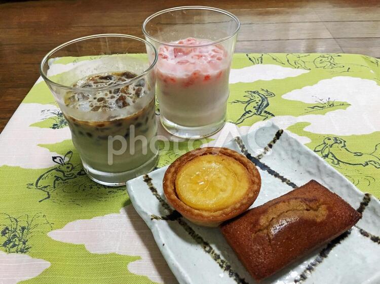冷たい飲み物と焼き菓子 焼き菓子,洋菓子,おやつの写真素材