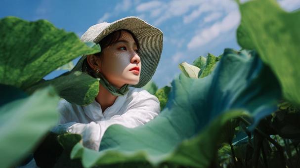緑の中で輝く女性の笑顔 緑の中で輝く女性の笑顔の写真