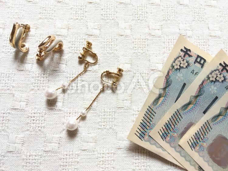アクセサリー/千円札/買い物/ご褒美 買い物,お金,やりくりの写真素材