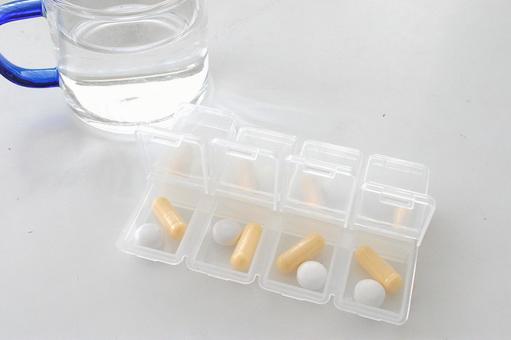 ピルケースに入った薬 薬,薬物療法,ピルケースの写真素材