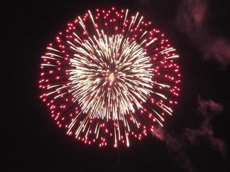 夜空に大きく咲く赤と白の花火☺︎ 夜空に大きく咲く赤と白の花火☺︎ 花火,夜空,夏祭りの写真素材