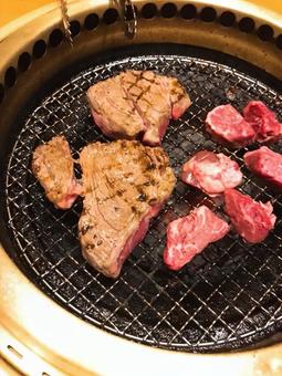 焼いている途中の焼き肉 焼いている途中の焼き肉の写真