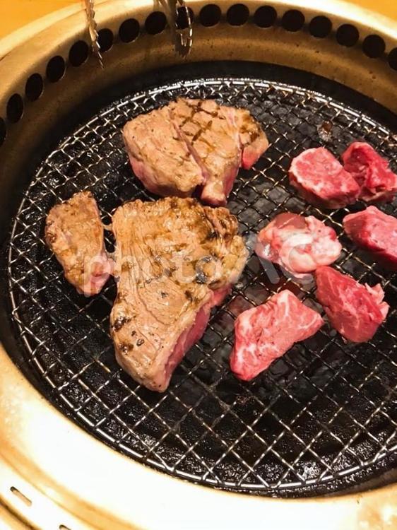 焼いている途中の焼き肉 焼肉,やきにく,牛肉の写真素材