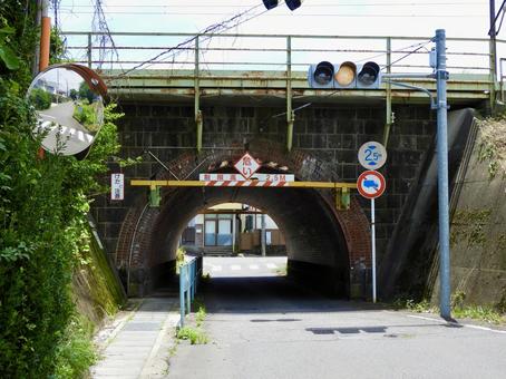 白河市内の東北本線をくぐる道路トンネル トンネル,隧道,煉瓦の写真素材