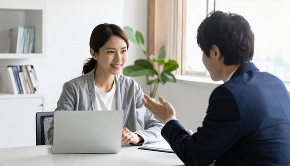 保険の案内をする女性の保険外交員の写真