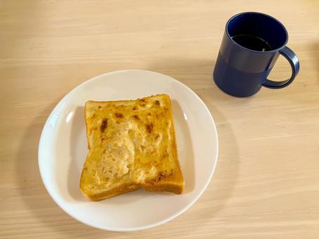 忙しい朝食 トーストとコーヒー 忙しい朝食 トーストとコーヒー 朝食,モーニング,朝ごはんの写真素材