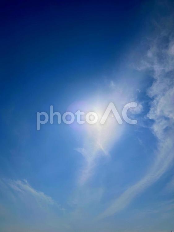 太陽の周りに流れる雲-2 空,雲,太陽の写真素材