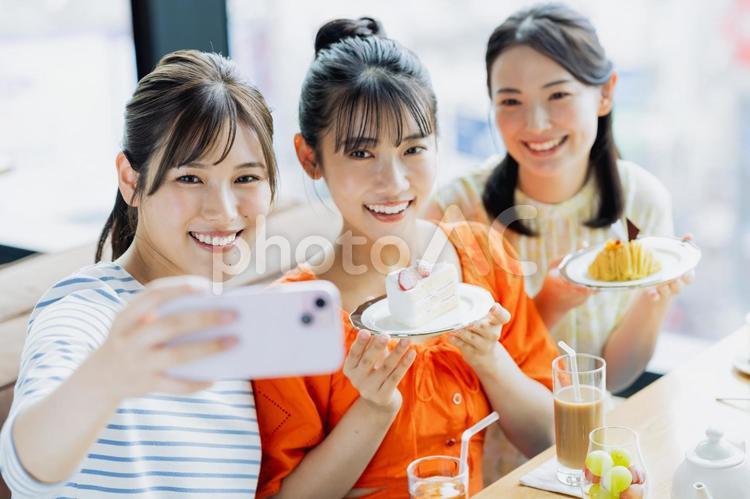 自撮りをする若い女性 スマートフォン,自撮り,写真の写真素材