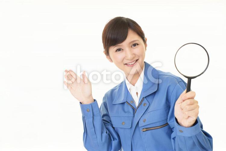 拡大鏡を持つ女性労働者 女性,作業員,労働者の写真素材