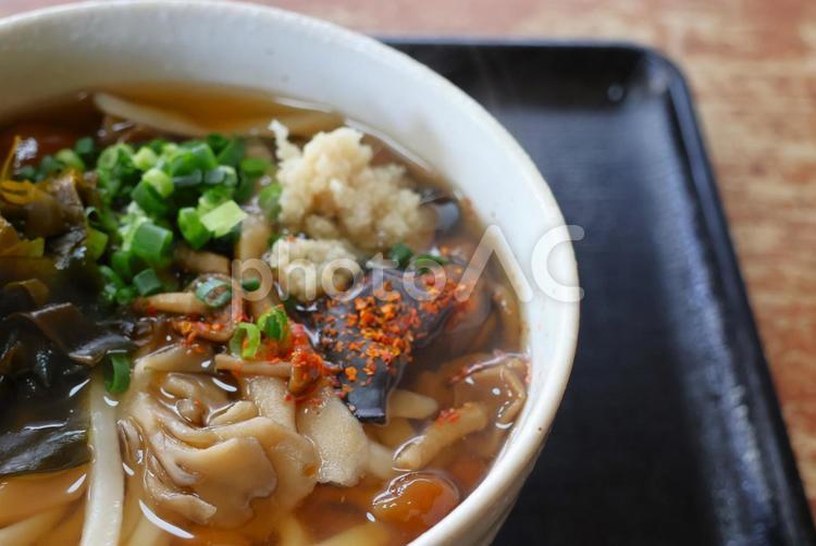 さぬきうどん店のきのこワカメうどん 背景,きのこ,ワカメの写真素材