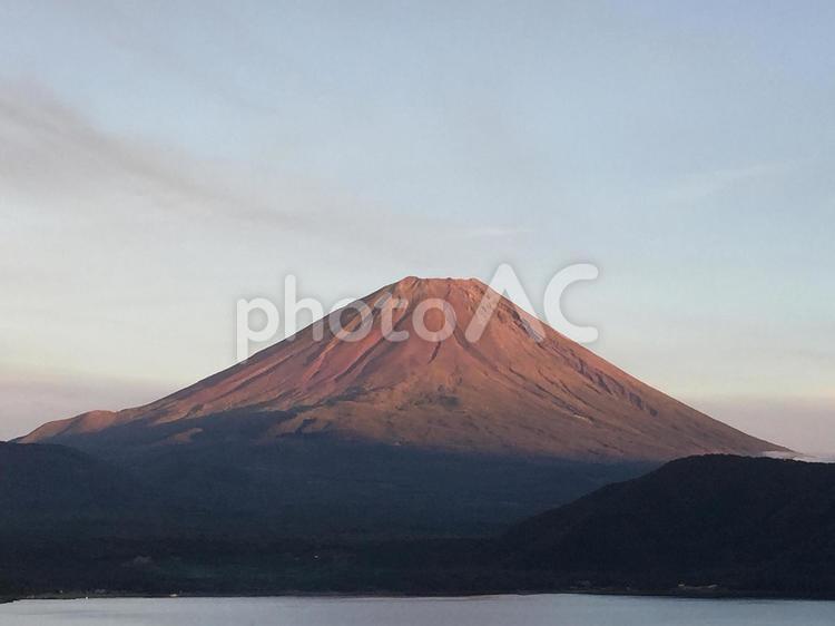 本栖湖からの夕焼け富士山 夕方,夕焼け,夕焼けの富士山の写真素材