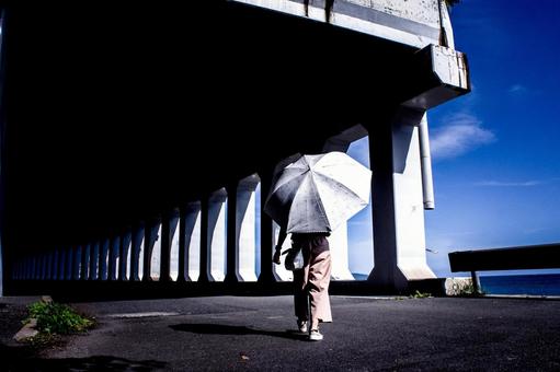 <素材>夏の観光スポットを散策する女性 <素材>夏の観光スポットを散策する女性 女性,青空,空の写真素材