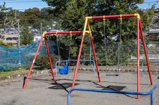 公園のブランコ ブランコ,遊具,レトロの写真素材
