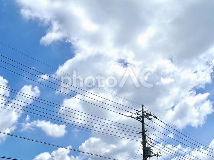 昼間の電柱と青空の画像 快晴,曇り,電柱の写真素材