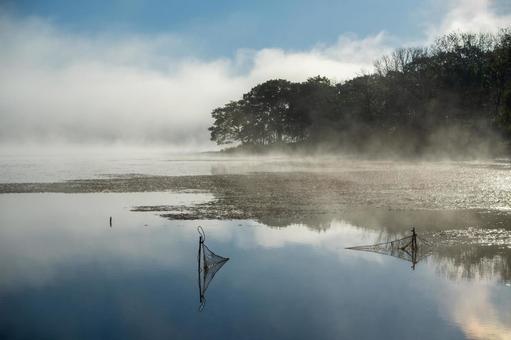 水面下に影を落とす漁網と塘路湖の夜明け 朝霧,早朝,幻想的の写真素材