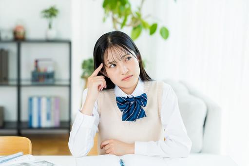 自宅で勉強中に悩む女子高生 自宅で勉強中に悩む女子高生の写真