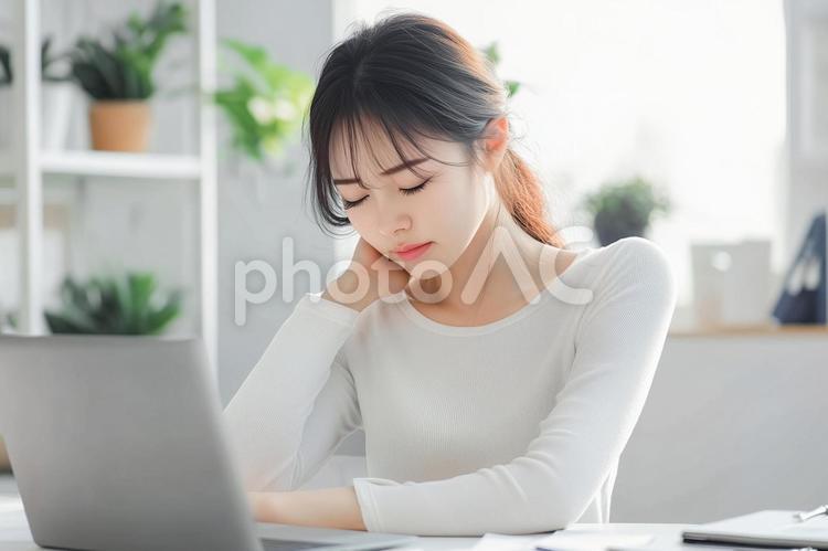 デスクワークで眠そうな女性の表情 女性,若い,疲労の写真素材